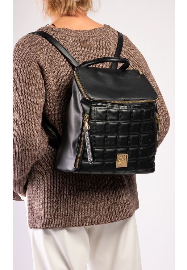 Inna - Plecak damski Monnari worek pikowany na zamek czarny BAG3610. Kolor: czarny. Materiał: pikowane. Styl: elegancki