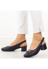 Niebieskie czółenka damskie na obcasie M.Daszyński Sa233-4. Okazja: na wesele, na co dzień, na ślub cywilny. Kolor: niebieski. Szerokość cholewki: normalna. Wzór: aplikacja. Materiał: skóra. Sezon: jesień, wiosna, lato. Obcas: na obcasie. Styl: klasyczny, casual, elegancki. Wysokość obcasa: średni #1