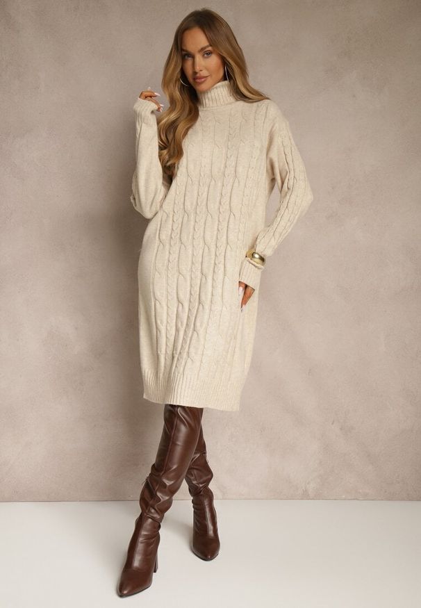 Renee - Jasnobeżowa Sukienka Sweterkowa z Golfem Wełną Bawełną i Ozdobnym Splotem Reilenea. Okazja: na imprezę. Typ kołnierza: golf. Kolor: beżowy. Materiał: wełna, bawełna. Wzór: ze splotem. Styl: elegancki