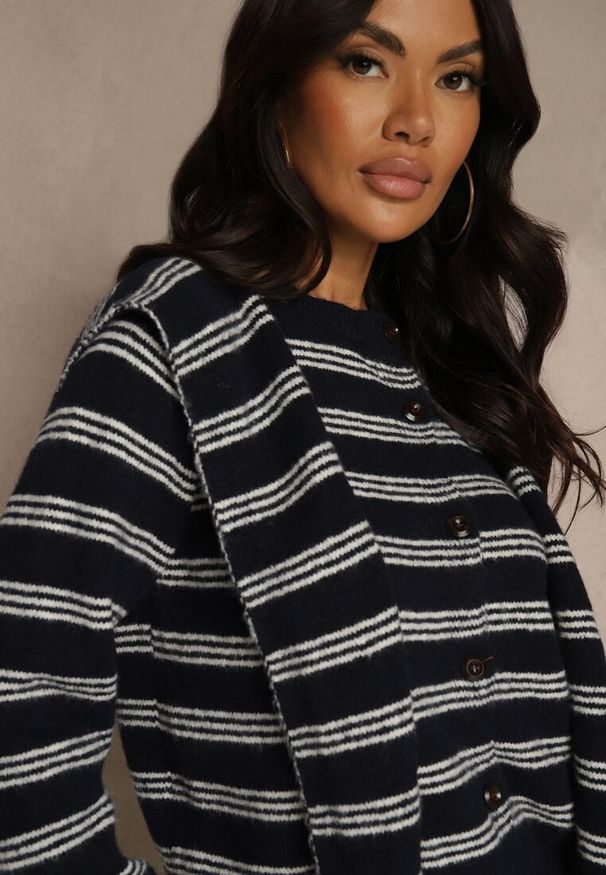 Renee - Granatowy Kardigan z Dodatkiem Wełny Zdobiony Wzorem w Paski i Narzutką Fedira. Okazja: na co dzień. Kolor: niebieski. Materiał: wełna. Długość: krótkie. Wzór: paski, aplikacja. Styl: casual, klasyczny