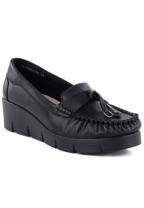 Skórzane półbuty mokasyny na koturnie czarne Vinceza 39990. Kolor: czarny. Materiał: skóra. Wzór: aplikacja. Obcas: na koturnie