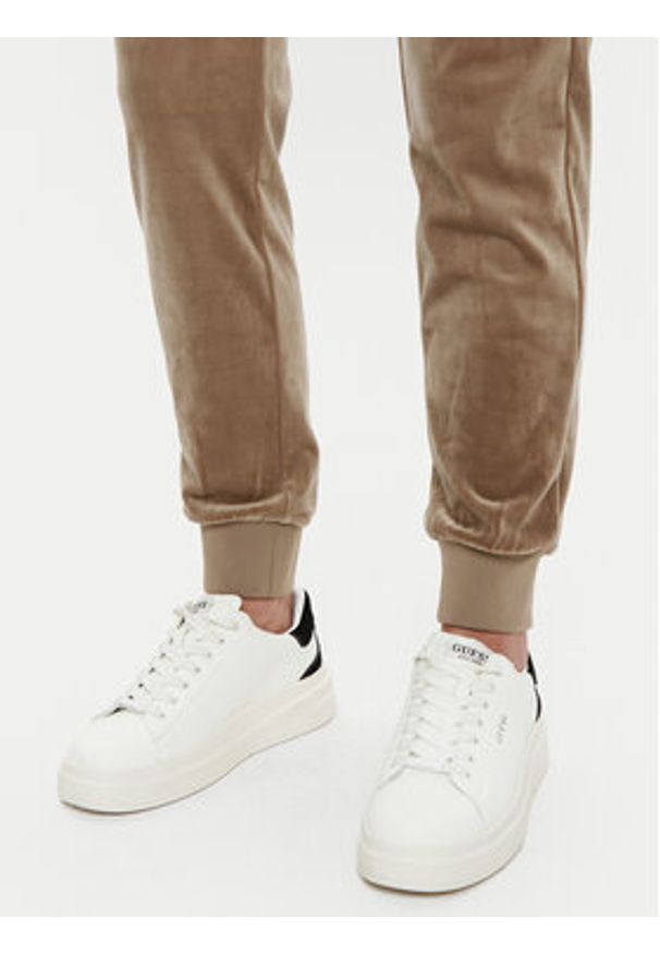 Guess Spodnie dresowe V3BB27 KBXI2 Brązowy Regular Fit. Kolor: brązowy. Materiał: syntetyk