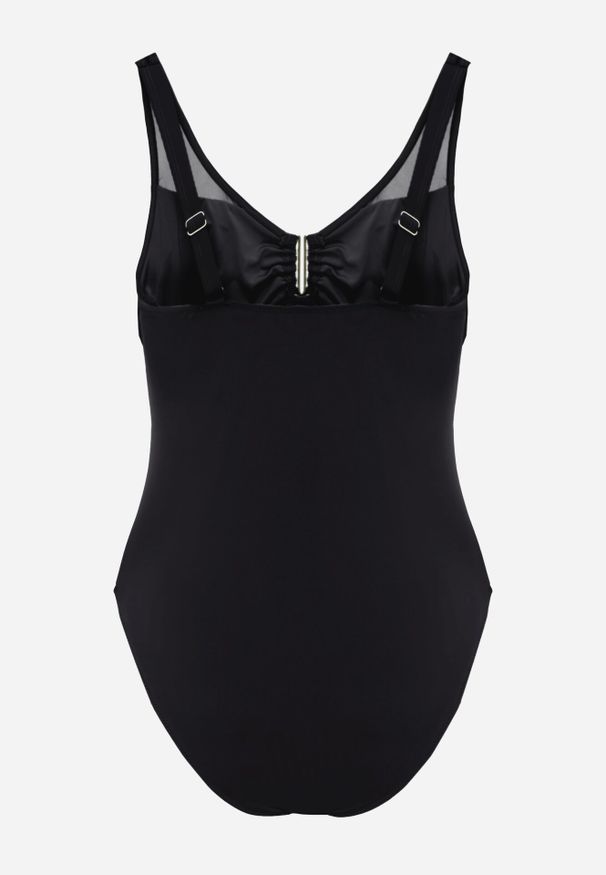 Born2be - Czarny Strój Kąpielowy Jednoczęściowy z Metaliczną Ozdobą i Marszczeniem Chelviane. Kolekcja: plus size. Kolor: czarny. Wzór: aplikacja