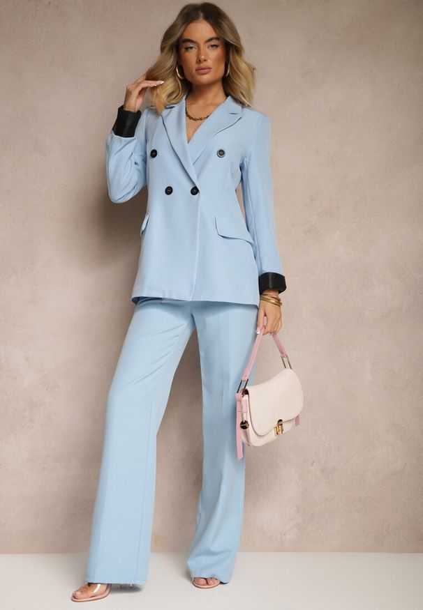 Renee - Niebieska Taliowana Marynarka Ozdobiona Klapami Evelhiria. Okazja: na co dzień. Kolor: niebieski. Materiał: jeans. Wzór: aplikacja. Styl: klasyczny, elegancki, casual