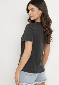 Born2be - Czarny Bawełniany T-shirt Ozdobiony Nadrukiem Alonera. Okazja: na co dzień, na spacer. Kolor: czarny. Materiał: bawełna. Wzór: aplikacja, nadruk. Styl: casual