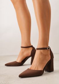 Born2be - Brązowe Czółenka z Imitacji Zamszu na Słupku z Noskiem w Szpic Violetto. Okazja: na co dzień, na spotkanie biznesowe, do pracy. Zapięcie: pasek. Kolor: brązowy. Materiał: zamsz. Obcas: na słupku. Styl: casual, biznesowy, elegancki, klasyczny. Wysokość obcasa: średni #1