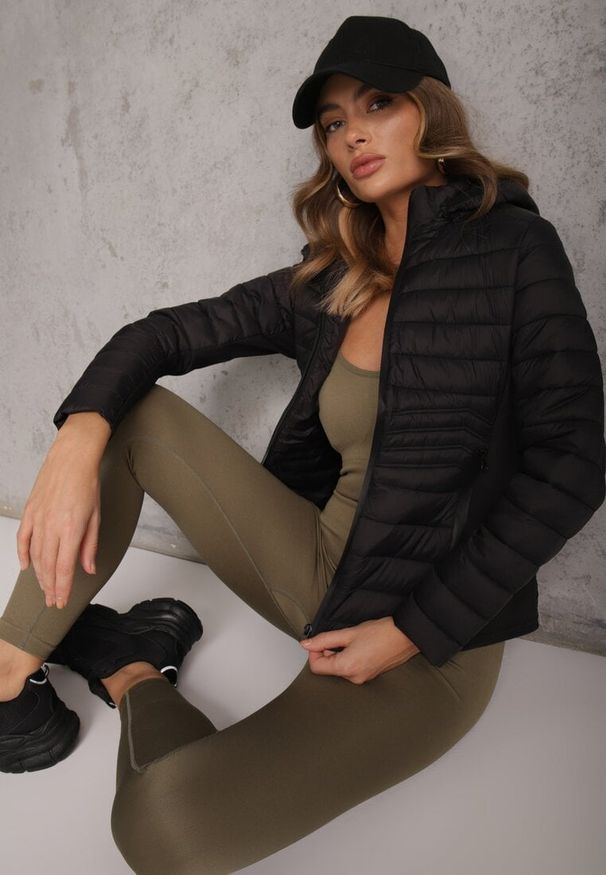 Renee - Czarna Przejściowa Kurtka z Pikowaniem Elastycznymi Wstawkami i Kapturem Fezilina. Okazja: na co dzień. Kolor: czarny. Materiał: jeans, nylon. Styl: casual, sportowy