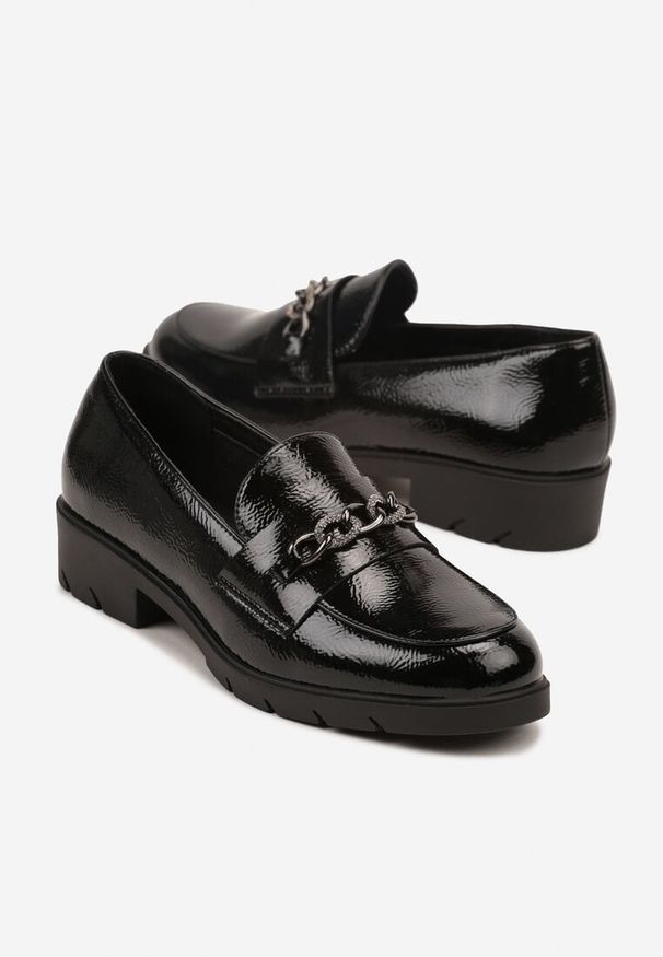 Born2be - Czarne Lakierowane Mokasyny z Łańcuszkiem Arnarie. Okazja: na co dzień. Kolor: czarny. Materiał: lakier. Styl: klasyczny, casual