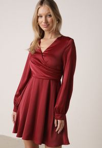 Born2be - Czerwona Satynowa Sukienka VICES z Bawełny o Kopertowym Kroju Glanita. Okazja: na co dzień. Kolor: czerwony. Materiał: satyna, bawełna. Typ sukienki: kopertowe. Styl: casual, klasyczny #7
