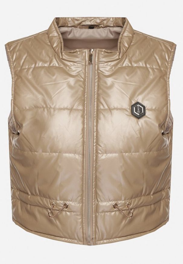 Born2be - Ciemnobeżowa Krótka Kamizelka Ozdobiona Naszywką Ściągana w Talii Mevelina. Kolor: beżowy. Długość: krótkie. Wzór: aplikacja. Styl: elegancki