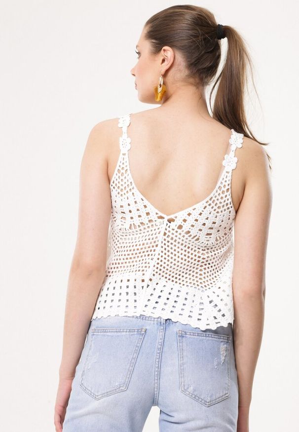 Born2be - Biały Bawełniany Top Boho z Ażurowej Siateczki Complacency. Okazja: na co dzień. Typ kołnierza: dekolt w kształcie V. Kolor: biały. Materiał: bawełna. Wzór: ażurowy. Styl: boho