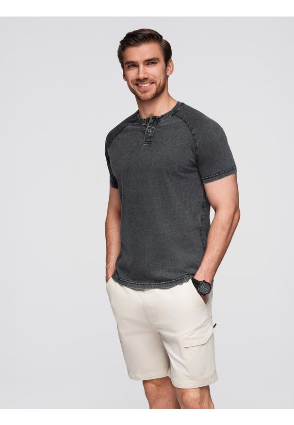 Ombre Clothing - T-shirt męski z efektem sprania i guzikami przy dekolcie – czarny V1. Okazja: na co dzień. Kolor: czarny. Materiał: bawełna, dzianina. Długość rękawa: raglanowy rękaw. Długość: krótkie. Sezon: lato. Styl: elegancki, klasyczny, vintage, casual
