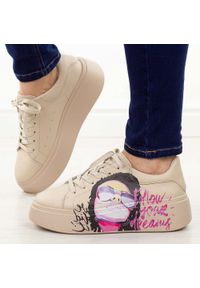 Beżowe skórzane sneakersy damskie na platformie Filippo Dp6835/25. Nosek buta: okrągły. Zapięcie: sznurówki. Kolor: beżowy. Materiał: skóra. Szerokość cholewki: normalna. Sezon: jesień, wiosna, lato. Obcas: na platformie. Sport: turystyka piesza #1