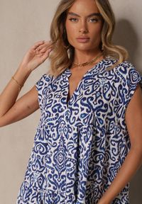 Renee - Niebieska Rozkloszowana Sukienka z Bawełny o Fasonie Oversize Liranda. Okazja: na co dzień. Typ kołnierza: dekolt w kształcie V. Kolor: niebieski. Materiał: bawełna. Typ sukienki: oversize. Styl: casual #4