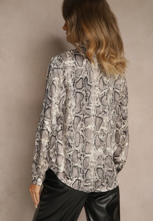 Renee - Szara Koszula Vices z Satynowej Tkaniny w Wężowy Print Resmina. Okazja: na co dzień, na spotkanie biznesowe. Kolor: szary. Materiał: tkanina, satyna. Długość rękawa: długi rękaw. Długość: długie. Wzór: nadruk. Styl: klasyczny, casual, elegancki, biznesowy