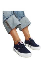 Granatowe damskie trampki na grubej podeszwie Cross Jeans niebieskie. Nosek buta: okrągły. Kolor: niebieski. Materiał: guma