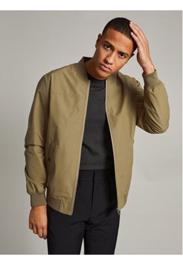 Matinique Kurtka bomber Clay 30205869 Khaki Regular Fit. Kolor: brązowy. Materiał: syntetyk