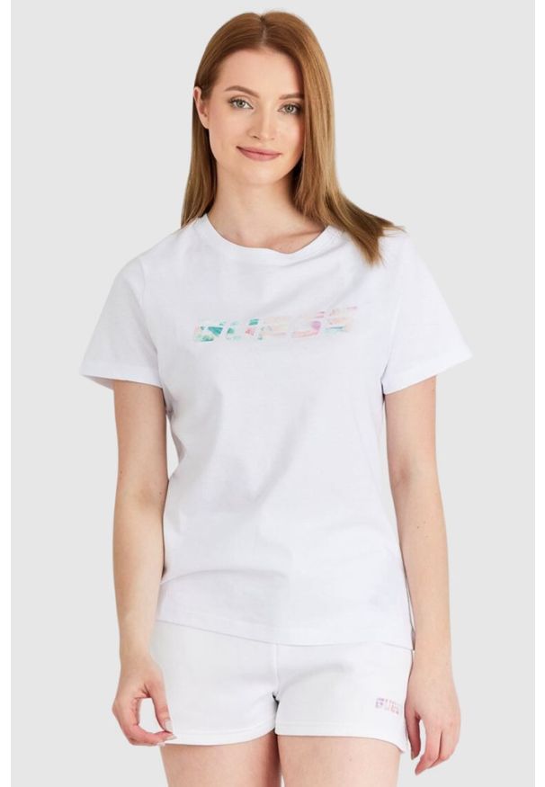 Guess - GUESS Biały t-shirt damski z kolorowym logo. Kolor: biały. Materiał: bawełna. Wzór: kolorowy