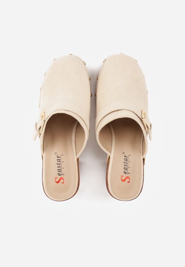 Renee - Beżowe Klapki na Słupku w Stylu Chodaków z Klamrami i Nitami Semelaia. Okazja: na co dzień. Kolor: beżowy. Wzór: aplikacja. Obcas: na słupku. Styl: boho, casual