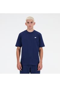 Koszulka męska New Balance MT41509NNY – granatowa. Kolor: niebieski. Materiał: dresówka, bawełna. Długość rękawa: krótki rękaw. Długość: krótkie. Wzór: haft