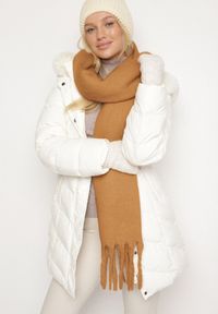 Born2be - Jasnobrązowy Szalik z Ozdobnymi Frędzlami Esariana. Okazja: na co dzień. Kolor: brązowy. Wzór: aplikacja. Styl: klasyczny, casual #1