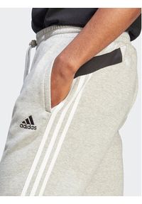Adidas - adidas Spodnie dresowe IP2242 Szary Regular Fit. Kolor: szary. Materiał: bawełna, dresówka