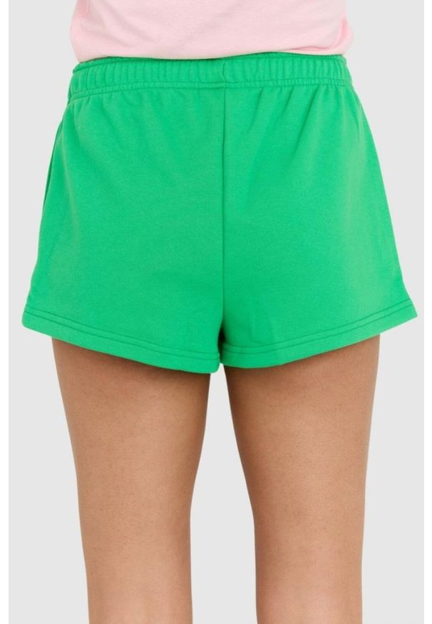 Juicy Couture - JUICY COUTURE Zielone szorty damskie anya recycled z haftowanym logo. Kolor: zielony. Wzór: haft