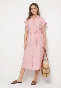 Born2be - Różowa Wiskozowa Sukienka Koszulowa z Paskiem Rinaruna. Okazja: na co dzień. Kolor: różowy. Materiał: wiskoza. Typ sukienki: koszulowe. Styl: casual, elegancki