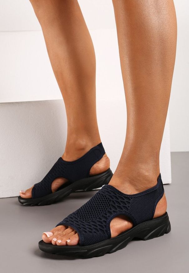 Born2be - Granatowe Elastyczne Sandały Sportowe z Tłoczoną Podeszwą i Skórzaną Wkładką Emptella. Okazja: na spacer, na co dzień. Nosek buta: otwarty. Kolor: niebieski. Materiał: skóra. Sezon: lato. Obcas: na obcasie. Styl: sportowy. Wysokość obcasa: niski