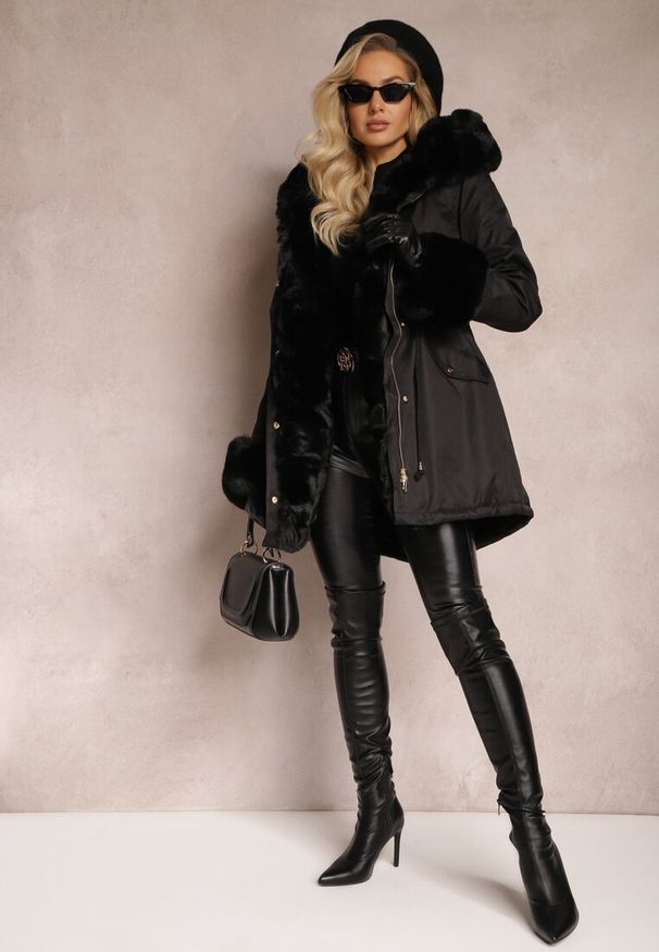 Renee - Czarna Kurtka Parka z Paskiem w Talii i Kapturem z Futerkiem Hizontia. Okazja: na spacer. Typ kołnierza: golf. Kolor: czarny. Materiał: futro