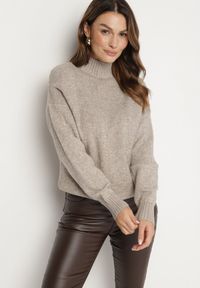 Born2be - Ciemnobeżowy Sweter Golf z Ozdobnym Tłoczeniem Zakończony Ściągaczem Melodiea. Okazja: na co dzień, na spacer. Typ kołnierza: golf. Kolor: beżowy. Materiał: jeans. Wzór: aplikacja. Sezon: zima, jesień. Styl: klasyczny, casual #7