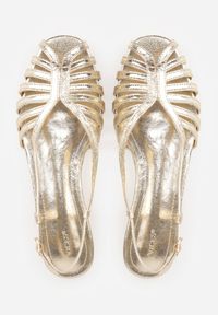 Born2be - Złote Płaskie Sandały VICES z Cienkimi Paseczkami i Otwartym Noskiem Iphadora. Nosek buta: otwarty. Zapięcie: sprzączka. Kolor: złoty. Materiał: skóra. Sezon: lato. Obcas: na obcasie. Styl: klasyczny. Wysokość obcasa: niski #8