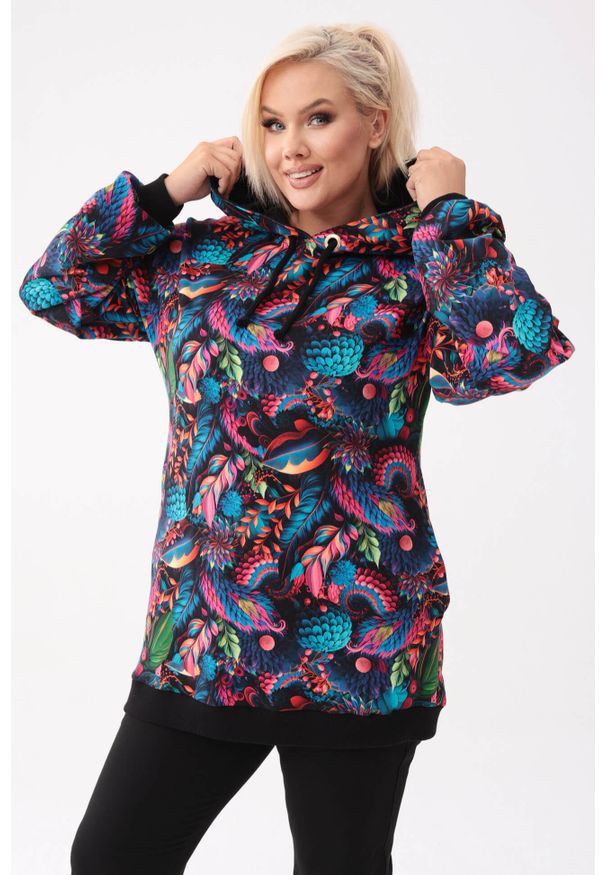 Moda Size Plus Iwanek - Bluza dresowa Kalina w kolorowe pióropusze PLUS SIZE XXL OVERSIZE. Okazja: do domu, na co dzień. Kolekcja: plus size. Materiał: dresówka. Długość: krótkie. Wzór: kolorowy. Styl: sportowy, casual, klasyczny