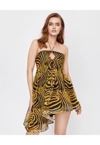 JOANNA MUZYK - Sukienka w zebrę Katrina. Kolor: czarny. Materiał: tkanina, wiskoza. Wzór: motyw zwierzęcy. Typ sukienki: asymetryczne, kopertowe, z odkrytymi ramionami #1