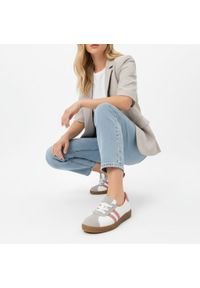 Trampki damskie Armodo, sznurowana konstrukcja z kontrastowymi paskami po bokach i klasycznym noskiem, białe, n1341-139/444/1236. Zapięcie: pasek. Kolor: szary. Styl: klasyczny #1