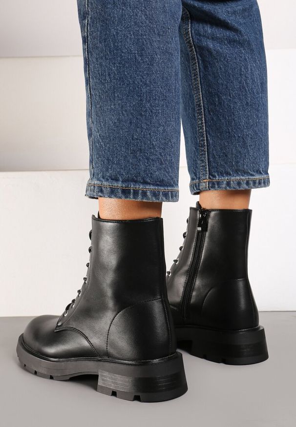 Renee - Czarne Casualowe Botki w Stylu Traperów Ravithra. Okazja: na co dzień. Kolor: czarny. Materiał: jeans. Szerokość cholewki: normalna. Obcas: na obcasie. Styl: casual. Wysokość obcasa: niski