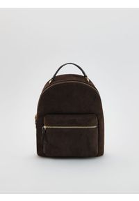 Reserved - Plecak z imitacji zamszu - ciemnobrązowy. Kolor: brązowy. Materiał: zamszowe. Styl: klasyczny #1