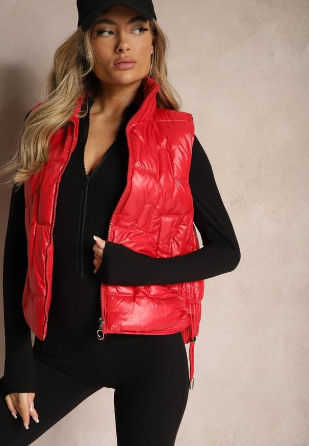 Renee - Czerwona Kamizelka Pikowana Ozdobiona Troczkami i Stójką Terinora. Okazja: na co dzień. Typ kołnierza: kołnierzyk stójkowy. Kolor: czerwony. Materiał: jeans. Wzór: aplikacja. Styl: elegancki, casual