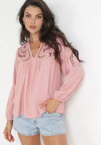 Born2be - Różowa Wiskozowa Bluzka z Ażurowymi Zdobieniami i Wiązaniem na Plecach Mapiya. Kolor: różowy. Materiał: wiskoza. Wzór: ażurowy, aplikacja #1