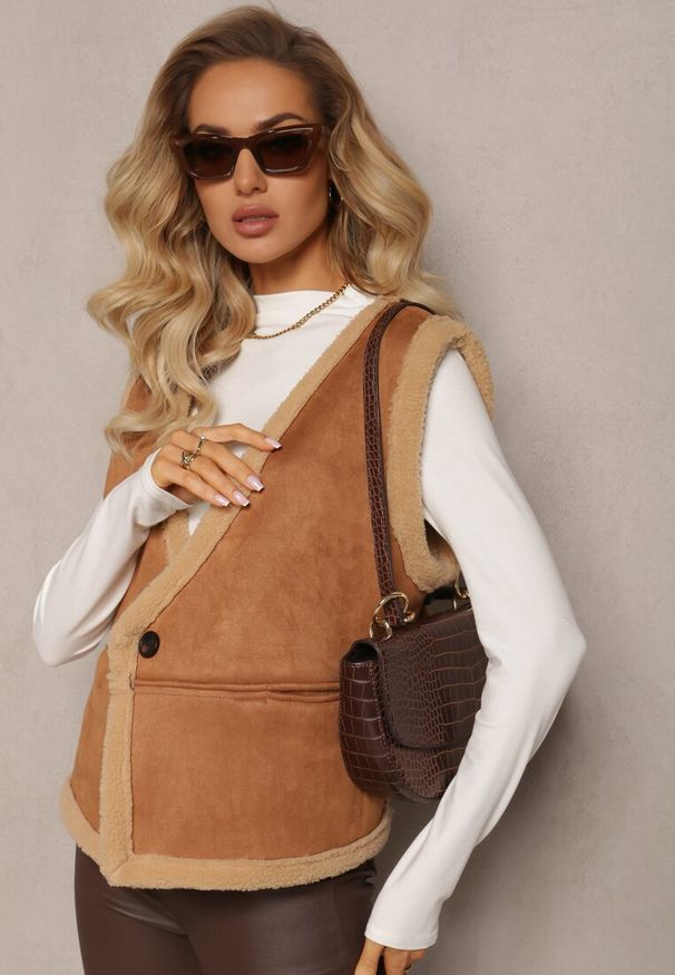Renee - Brązowa Luźna Kamizelka z Ozdobnym Kożuszkiem Barta. Kolor: brązowy. Długość rękawa: bez rękawów. Styl: elegancki