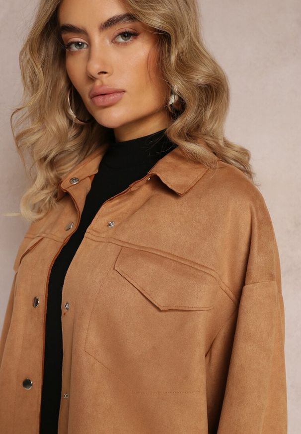 Renee - Brązowa Koszula z Klapami Zapinana na Napy Elmanette. Okazja: na spotkanie biznesowe, na co dzień. Kolekcja: plus size. Kolor: brązowy. Materiał: jeans. Długość rękawa: długi rękaw. Długość: długie. Styl: klasyczny, biznesowy, casual