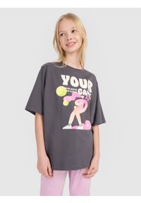 4f - 4F T-shirt oversize z nadrukiem dziewczęcy - szary 122 (6-7 lat). Okazja: na co dzień. Kolor: szary. Materiał: dzianina, jersey, bawełna. Długość rękawa: krótki rękaw. Długość: krótkie. Wzór: nadruk. Sezon: lato. Styl: casual, klasyczny, sportowy #1
