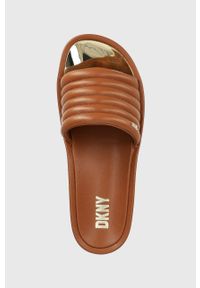 DKNY - Dkny klapki skórzane JASNA damskie kolor brązowy na platformie K4205489. Kolor: brązowy. Materiał: skóra. Obcas: na platformie #2