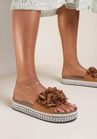 Renee - Brązowe Klapki Alcimeni. Nosek buta: okrągły. Kolor: brązowy. Wzór: aplikacja, kwiaty. Obcas: na platformie #2