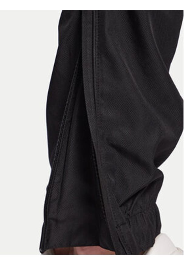 Lacoste Dres WH2661 Czarny Regular Fit. Kolor: czarny. Materiał: syntetyk