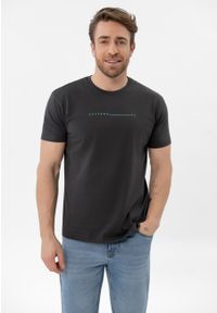 Volcano - Bawełniany t-shirt, Comfort Fit, T-KLIR. Materiał: bawełna. Długość rękawa: krótki rękaw. Długość: krótkie. Wzór: geometria, nadruk, napisy #1