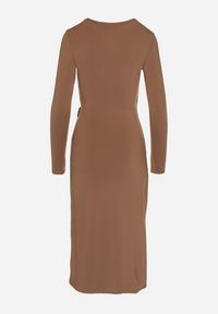 Born2be - Brązowa Sukienka Taliowana z Kopertowymi Dekoltem i Metaliczną Aplikacją Ninolira. Kolor: brązowy. Długość rękawa: długi rękaw. Wzór: aplikacja. Typ sukienki: kopertowe #5
