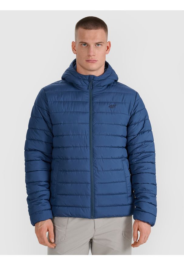 4f - 4F Kurtka puchowa z wypełnieniem syntetycznym męska - granatowa M. Okazja: na co dzień. Typ kołnierza: kołnierzyk stójkowy. Kolor: niebieski. Materiał: syntetyk, puch. Długość: długie. Styl: sportowy, klasyczny, casual, elegancki