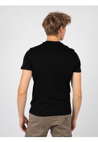Guess T-Shirt | MBRI25KAVR4 | Mężczyzna | Czarny. Okazja: na co dzień. Kolor: czarny. Materiał: bawełna. Wzór: nadruk. Styl: casual