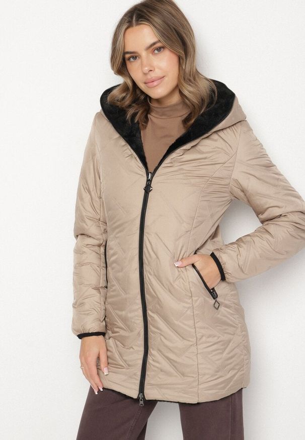 Born2be - Ciemnobeżowa Pikowana Kurtka Dwustronna z Kapturem i Futerkiem Rinaresa. Okazja: na co dzień. Typ kołnierza: kaptur. Kolor: beżowy. Materiał: futro. Styl: elegancki, casual